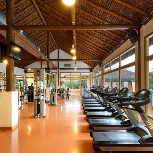 Academia com diversos aparelhos de ginástica