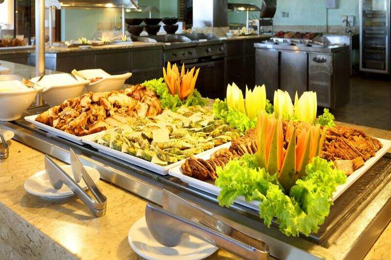 Vista do buffet com diversas opções de pratos para melhor servi-lo