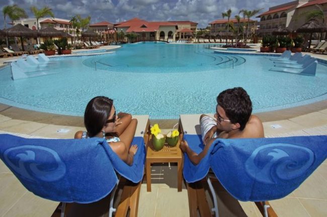 casal-frente-piscina
