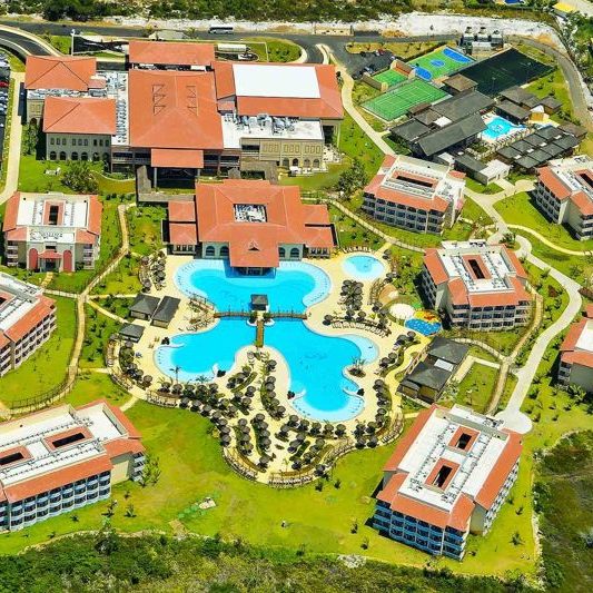 Vista aérea do Grand Palladium Imbassaí Resort com detalhes da piscina central