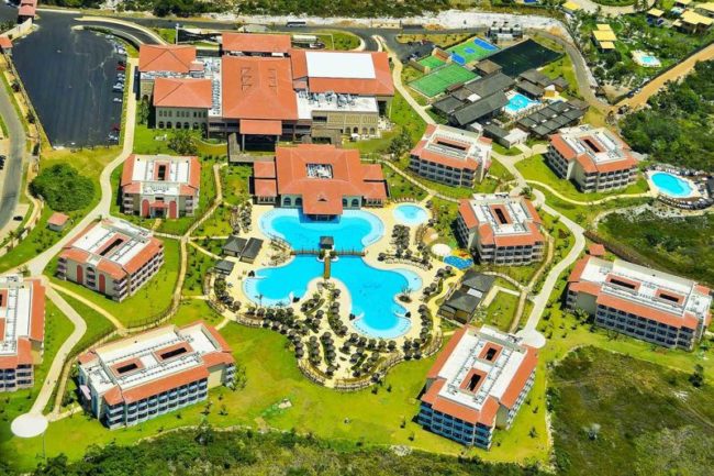 Vista aérea do Grand Palladium Imbassaí Resort com detalhes da piscina central