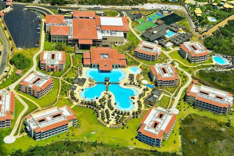 Vista aérea do Grand Palladium Imbassaí Resort com detalhes da piscina central