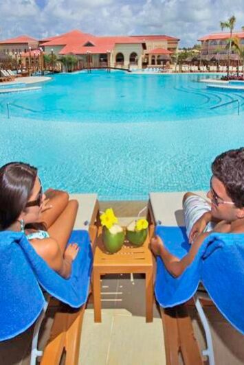 Casal frente piscina Palladium