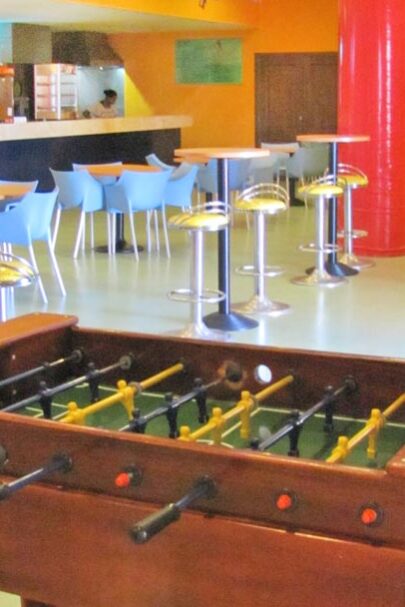 Sala jogos com futebol de mesa